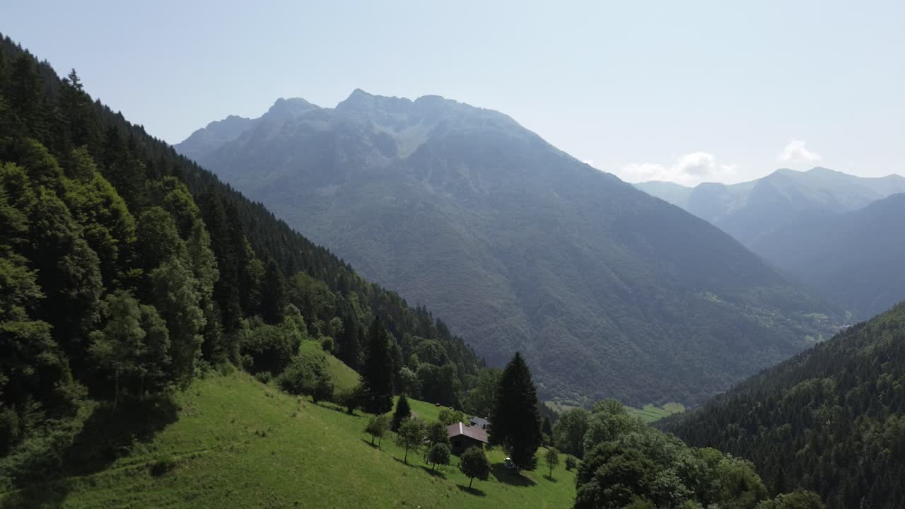 La misteriosa montagna verde con un bellissimo hotel a Fiumenero, Italia, è un luogo turistico.