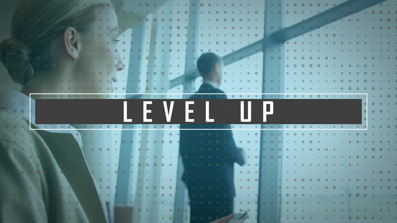 스마트폰을 사용하는 백인 사업가 여성에 대한 레벨 업 텍스트의 애니메이션