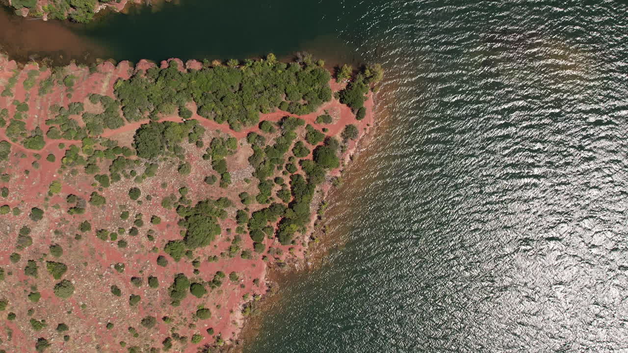 rocas sedimentarias rojas a lo largo del lago salagou francia toma aérea superior día soleado