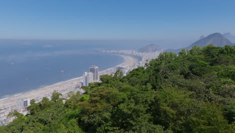 Rotación-Aérea-Lenta-Alrededor-De-Los-árboles,-Revelando-La-Playa-De-Copacabana-En-Río-De-Janeiro.