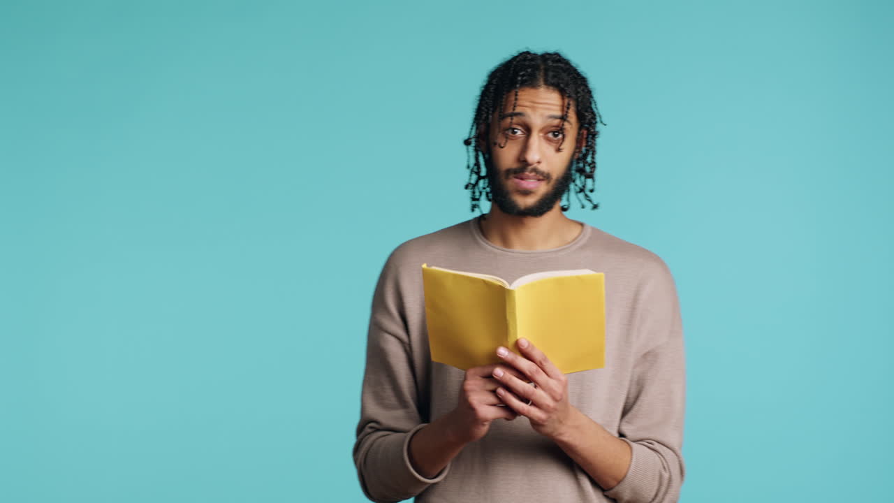 persona que narra literatura novela, haciendo ensayo de crítica, antecedentes de estudio