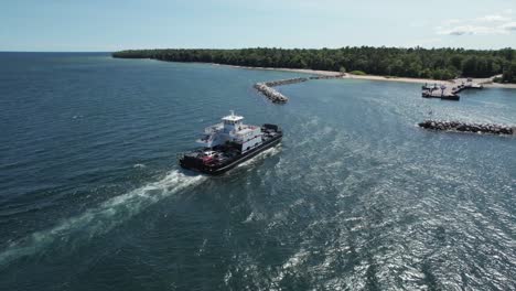 Die-Autofähre-Von-Washington-Island-Nähert-Sich-Dem-Pier