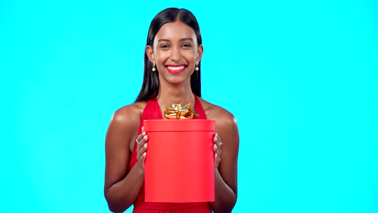 선물 상자, 소매 및 판매와 행복한 스튜디오 여성