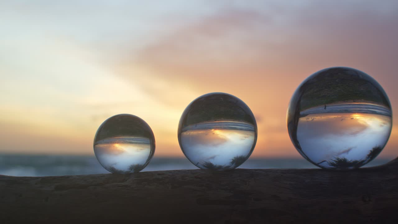 크리스탈 볼에서 해가 지는 아름다운 마법의 하늘 전망.