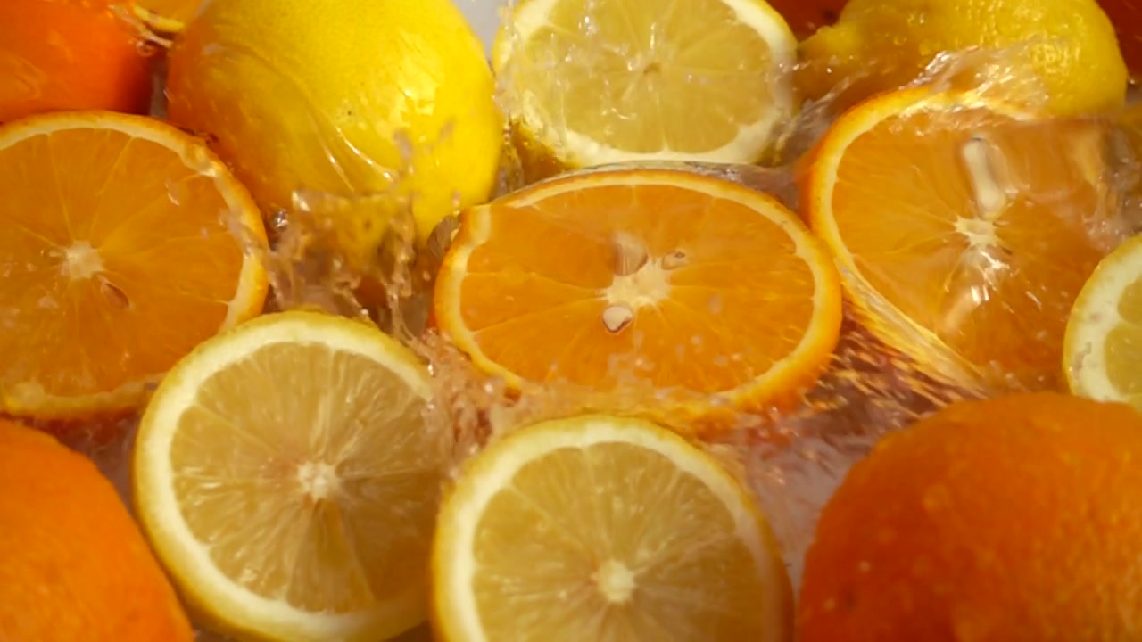 Arance e limoni succosi e schizzi. Rallentatore.