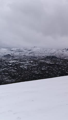 paisaje de montaña nevada