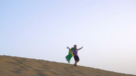 Glücklicher-Junge-Mit-Brasilianischer-Flagge-Am-Strand