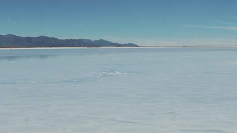 Wunderschöne-Landschaft,-Spiegelung-Des-Himmels-Im-Wasser-Der-Salzwüste-Salinas-Grandes,-Jujuy,-Argentinien