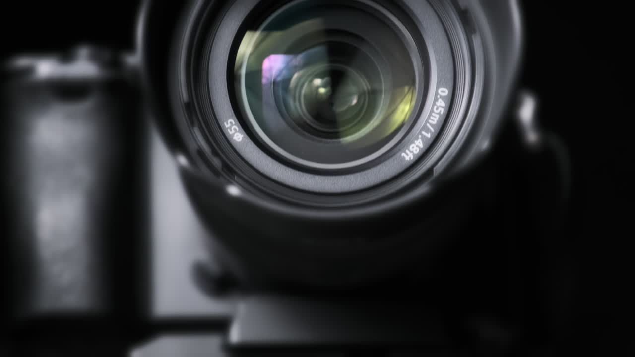a lente da câmara gira, as luzes refletem-se no vidro, o movimento da câmara robótica