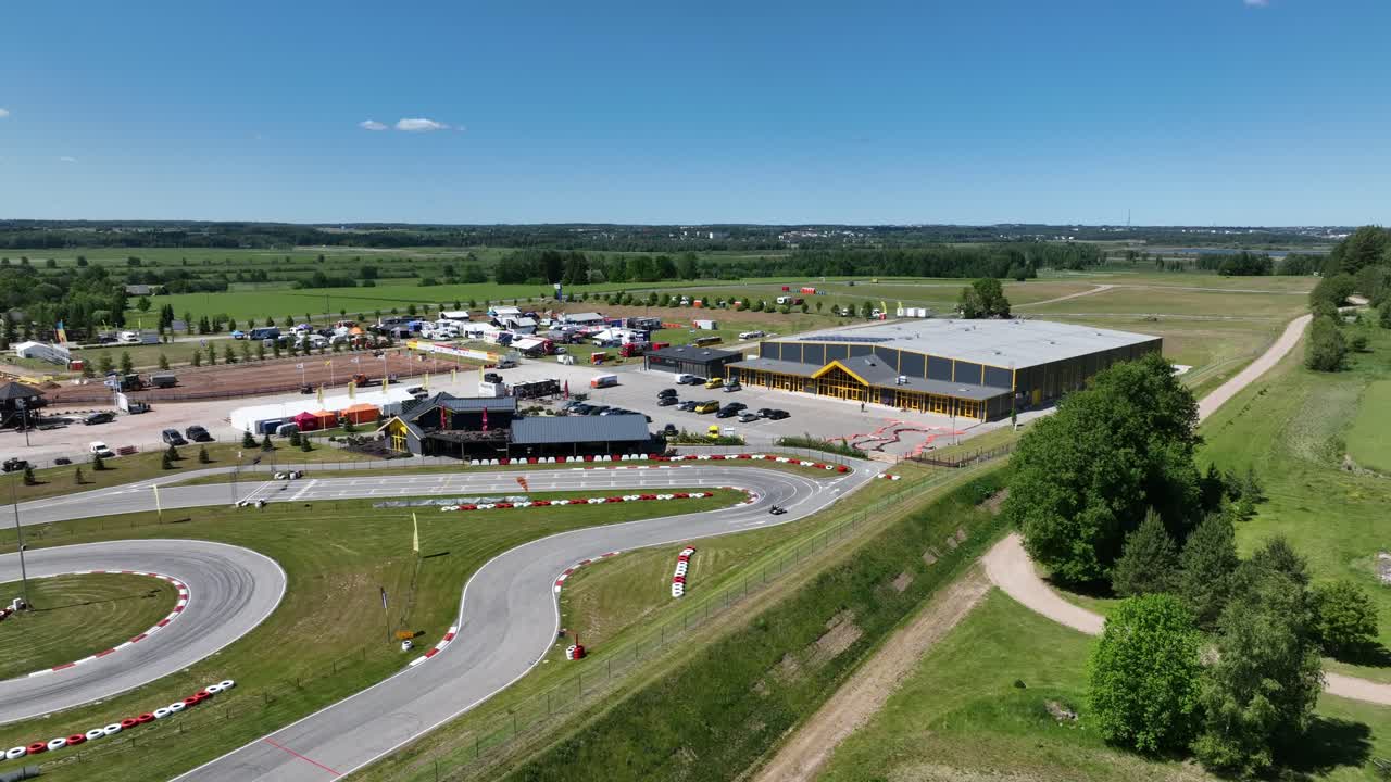 에스토니아 타르투 근처의 모터스포츠 센터. 고카트는 피트 스으로 향합니다.