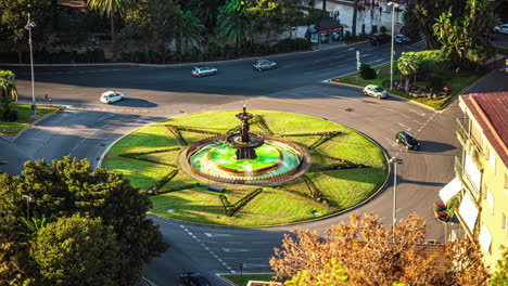 Rotonda-Con-Césped-Y-Flores-En-Málaga,-Una-Fuente-En-El-Medio