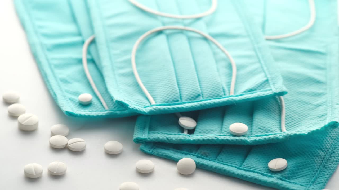 máscaras y pastillas médicas