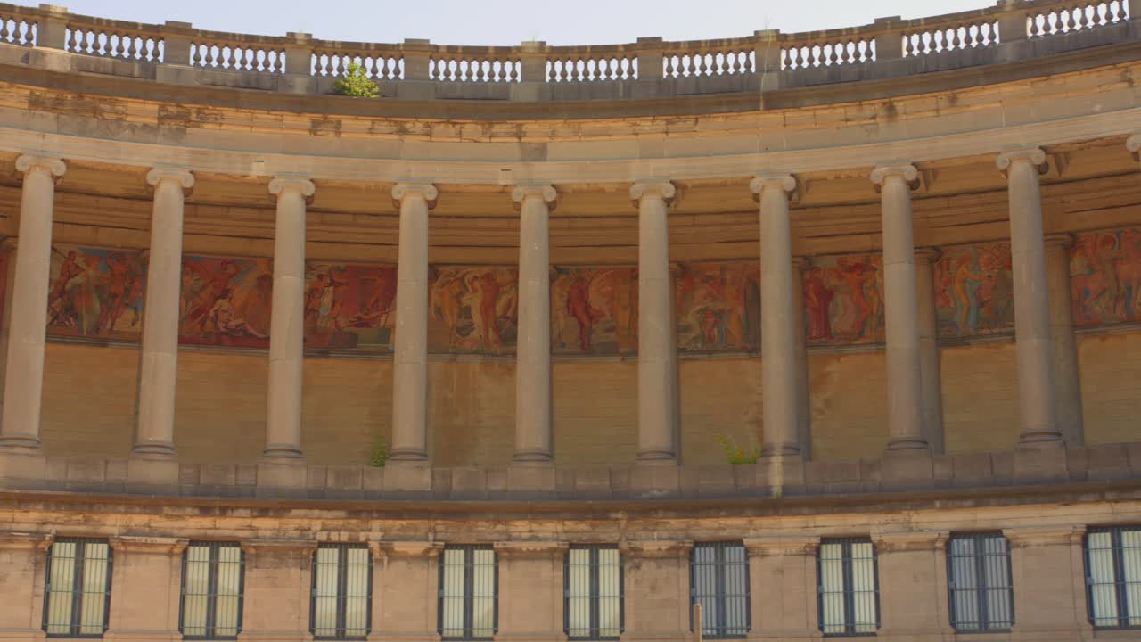 벨기에 브 ⁇ 셀의 cinquantenaire parc에 있는 승리의 아치와 u 모양의 아케이드의 건축적 세부 사항 - 파닝