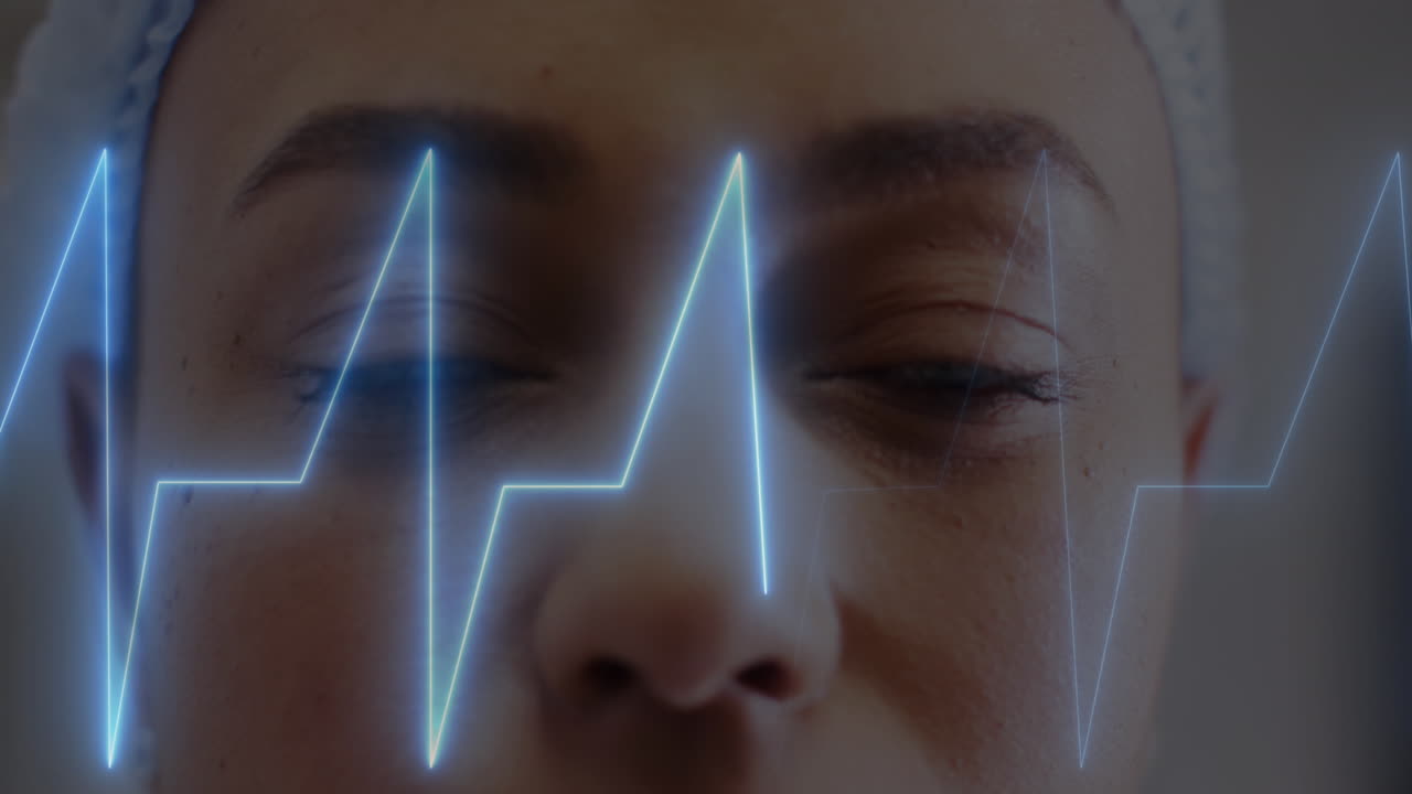 animación del procesamiento de datos médicos sobre una doctora biracial en un hospital