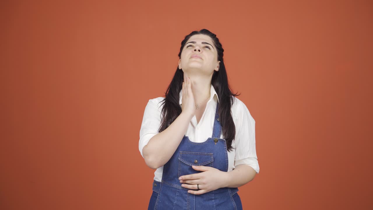 mujer con dolor de garganta.