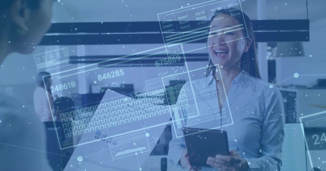 Colega de trabalho feminina recebendo gráfico impresso, deslizando tablet enquanto mostra gráficos atualizados para negócios