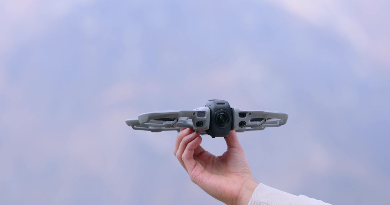Drone che atterra sulla mano del pilota. Slow Motion, spazio per il testo