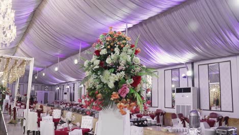 el impresionante ramo en la parte delantera se complementa con todo el exquisito banquete exhibido en el fondo