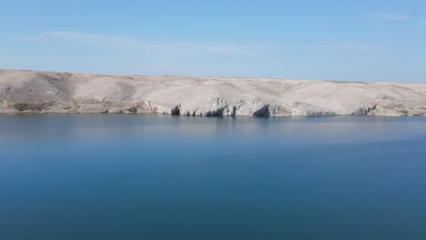 Ruhige-Morgensonne-über-Der-Adria-Auf-Einer-Insel-Pag,-Kroatien,-Luftaufnahme