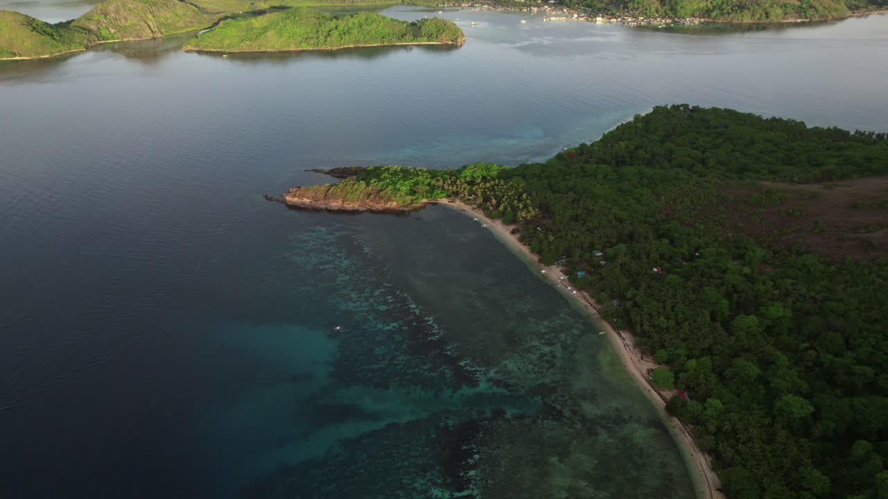 필리핀 의 은 물 을 가진 울창 한 해안선 의 공중 사진