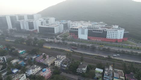 Toma-Del-Amanecer-De-Edificios-Cerca-De-Una-Carretera-Llena-De-Automóviles-Y-Tráfico-En-La-Ciudad-De-Chennai