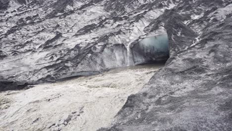 Wasser-Fließt-Aus-Einem-Loch-In-Einem-Gletscher-In-Island---Zeitlupe