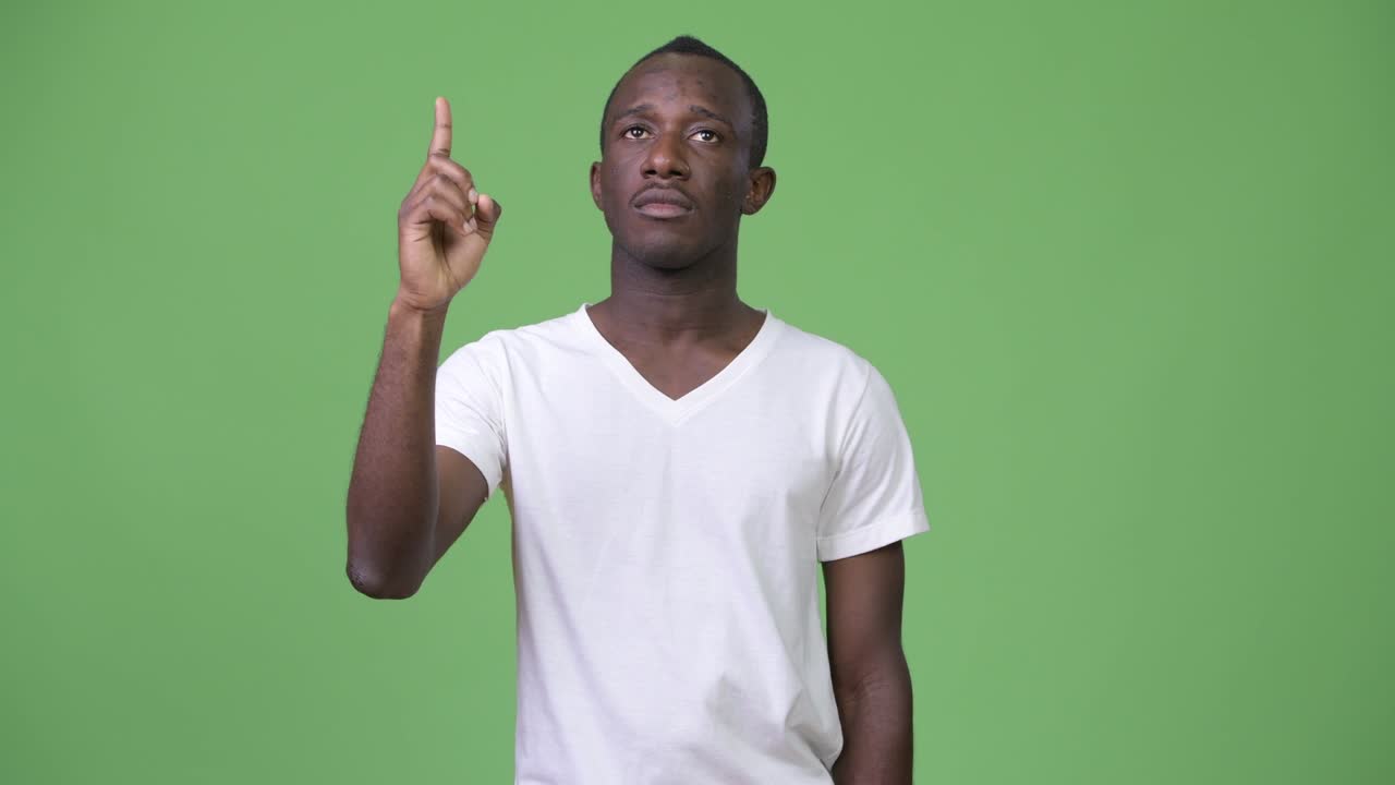 Ung afrikansk mand tænker, mens han peger op