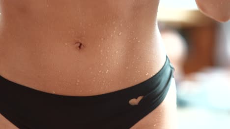 el vientre de la mujer con gotas de agua