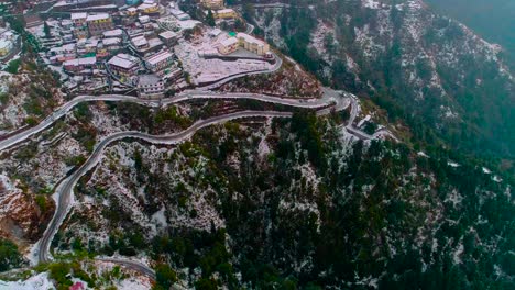 La-Pintoresca-Ciudad-De-Mussoorie-Y-Sus-áreas-Vecinas-Cubiertas-Con-Gruesas-Capas-De-Nieve