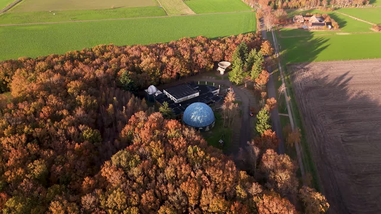 Luftfoto af observatorium i efterårslandskab