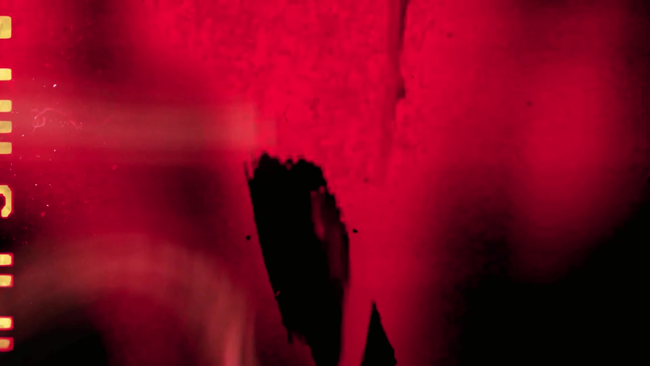 Texture Astratta a Grana di Pellicola Rossa con Sovrapposizione di Testo Distorto