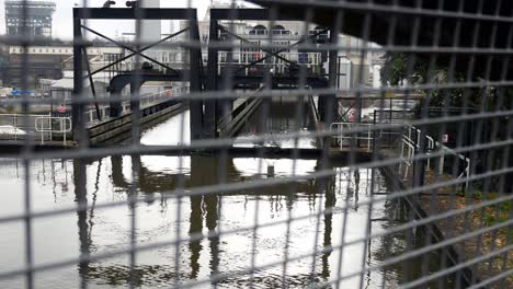 vía fluvial de elevación del canal anderton victoriano industrial a través de la barrera de la cerca de la puerta