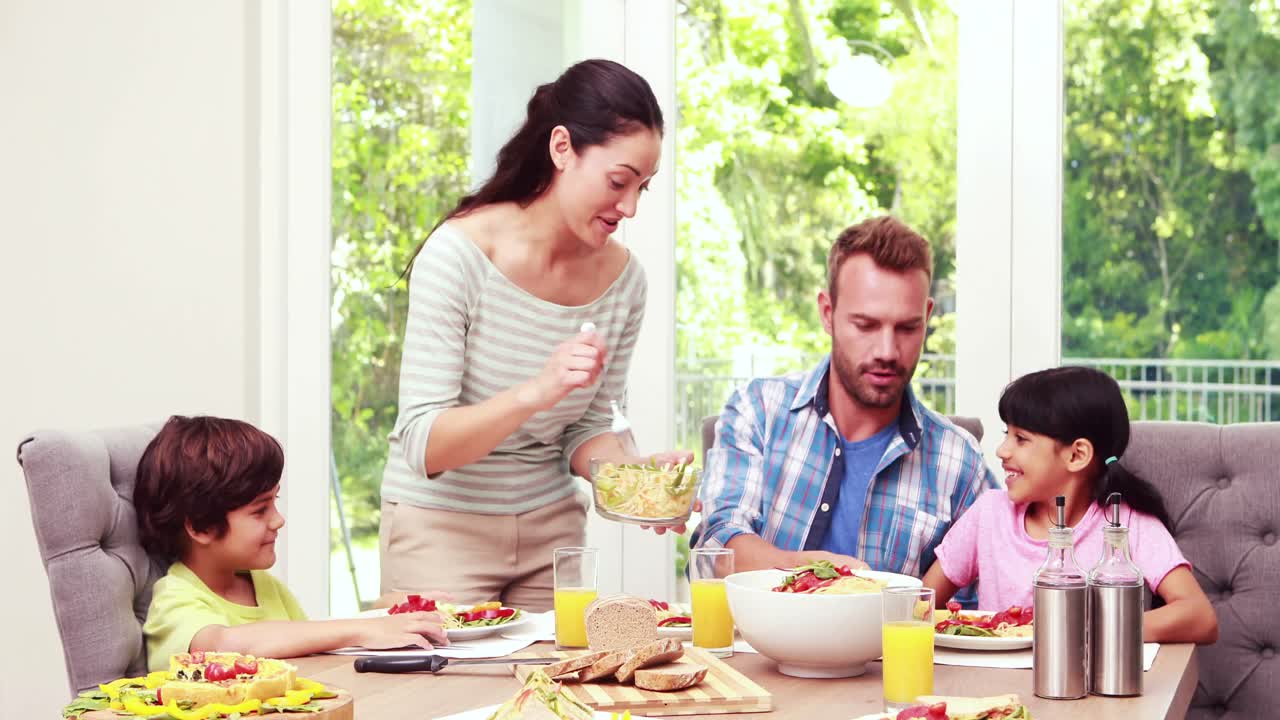 어머니 가 가족 에게 음식 을 제공 하는 것