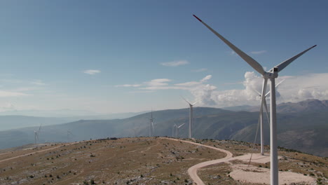 vista aérea de la granja de turbinas eólicas en pie