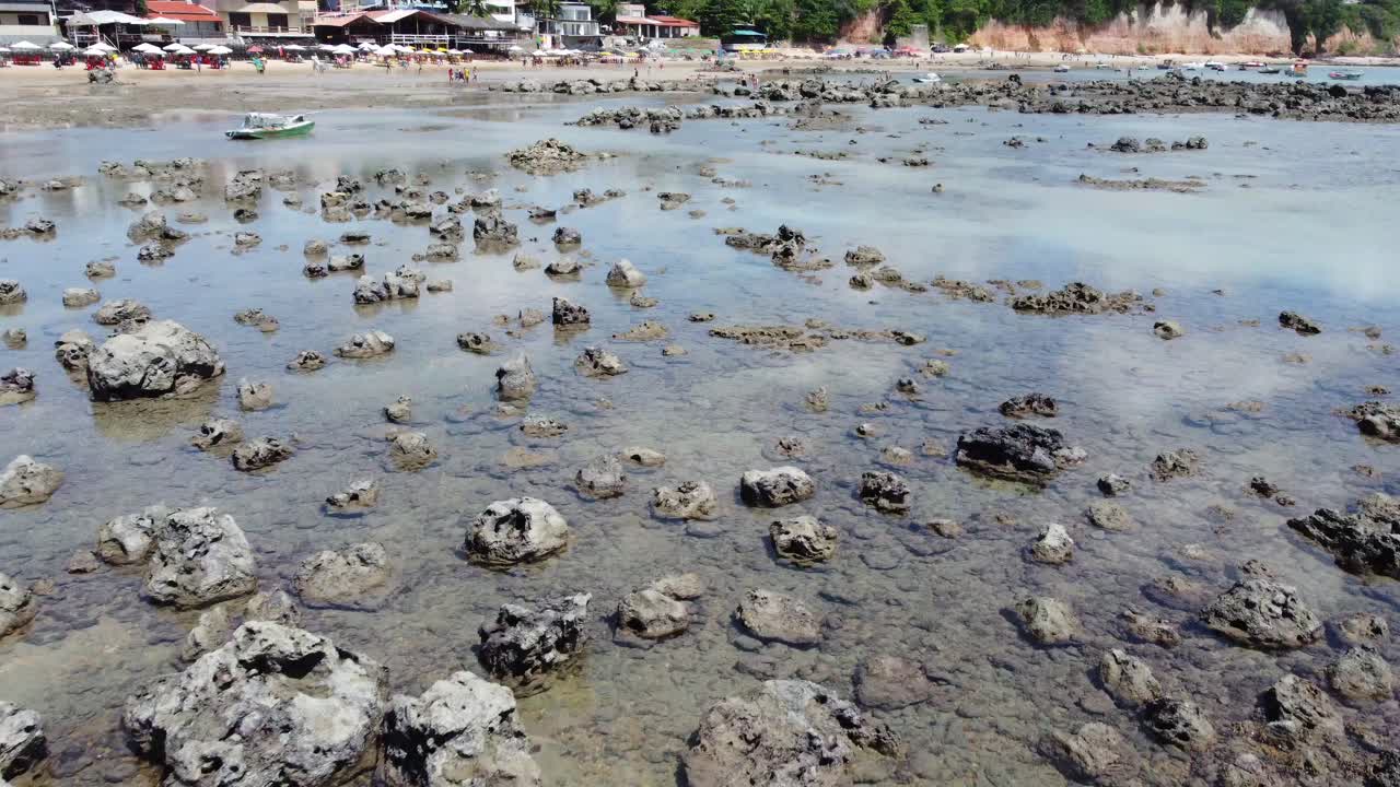 panorámica sobre piscinas de marea al lado de la playa con aguas cristalinas durante la marea baja.