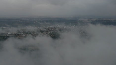 maravilloso panorama de las nubes vista desde arriba de la verde campiña israel, katzir