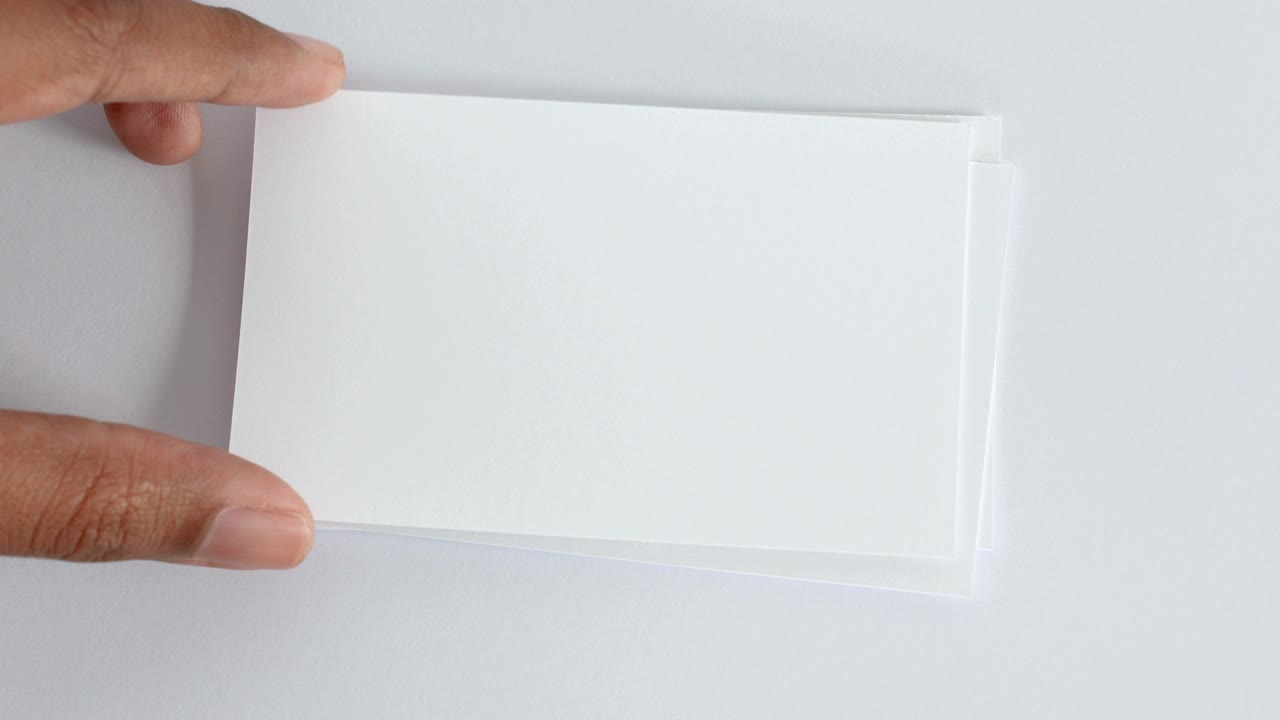 sacar a mano una por una de las 5 tarjetas de papel blanco vacías para agregar palabras en papel de cualquier concepto de mensaje, vista superior o toma aérea