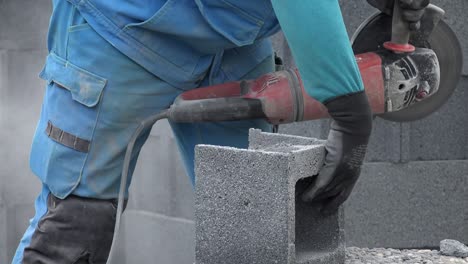 corte de pisos de hormigón, bloque de cemento con una molienda
