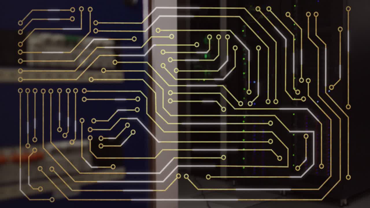 animación del patrón de la placa de circuitos sobre el hardware y el rack de servidor de datos iluminado en la sala de servidores.