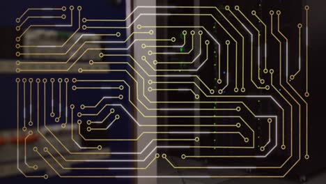 animación del patrón de la placa de circuitos sobre el hardware y el rack de servidor de datos iluminado en la sala de servidores.