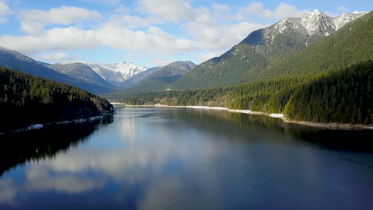 카필라노 호수 저수지, 사자 산 2개, bc 뇌조 산 북쪽 밴쿠버 베이스, 공중 드론 전망, 화창한 날, 서쪽 밴쿠버