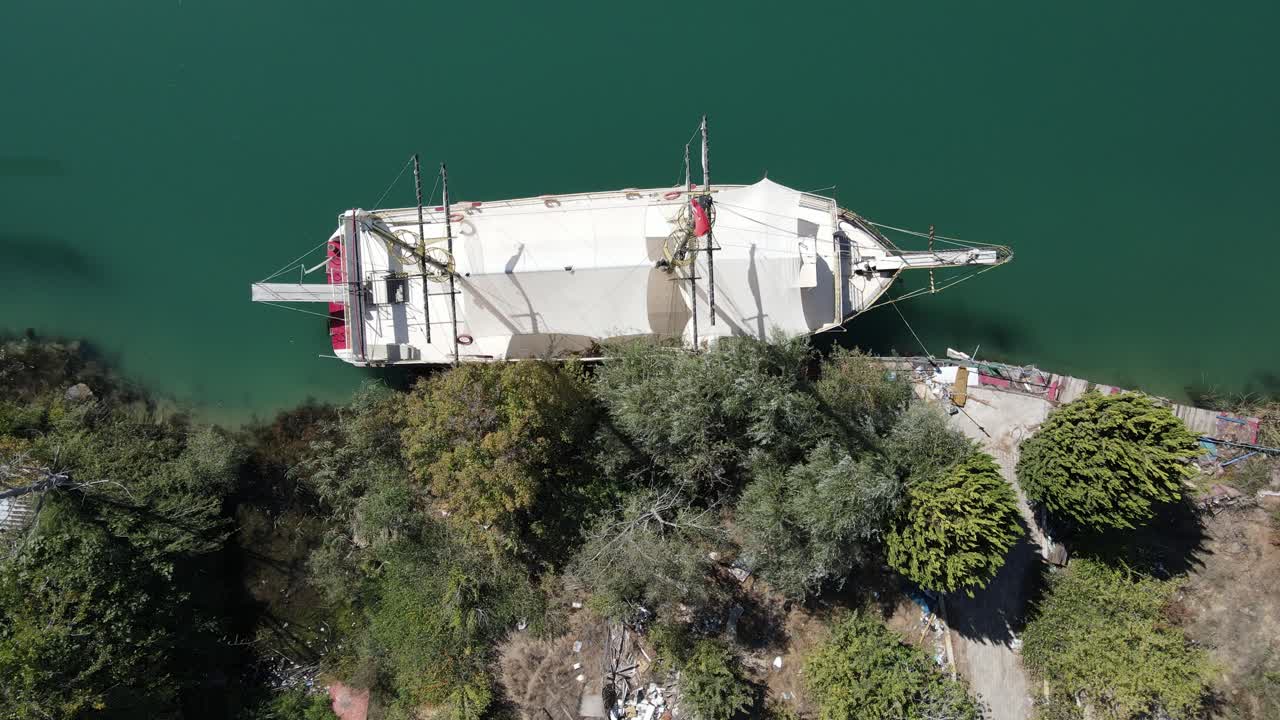 강 에 정박 한 항해 보트