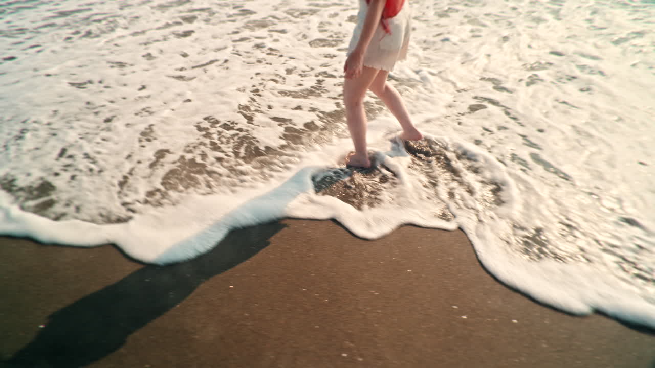 человек, гуляющий по пляжу