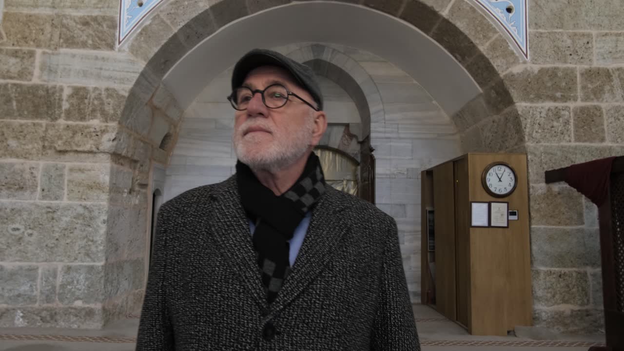 모스크를 바라보는 남자