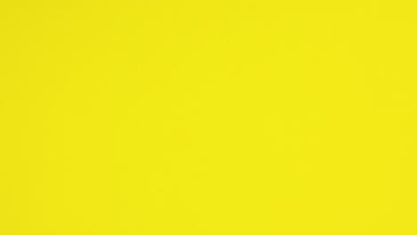el texto para el marco aparece en el tema amarillo y los huevos para la pascua también aparecen.