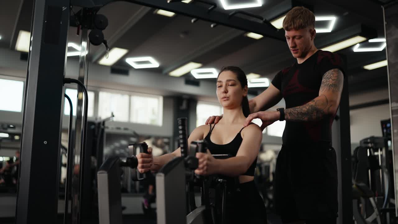 체육관 에서 개인 트레이너 와 함께 운동 하는 여자