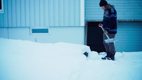 Hombre-Limpiando-Nieve-Con-Pala-En-Invierno---Plano-Amplio