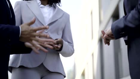 una foto recortada de mujeres de negocios estrechando la mano.