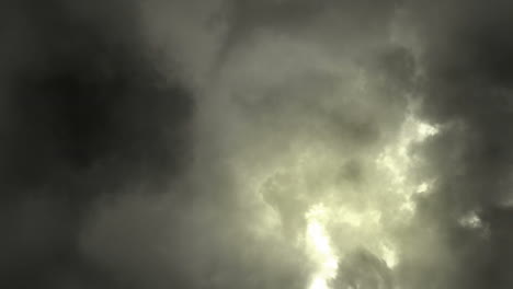 tormenta de rayos en las nubes
