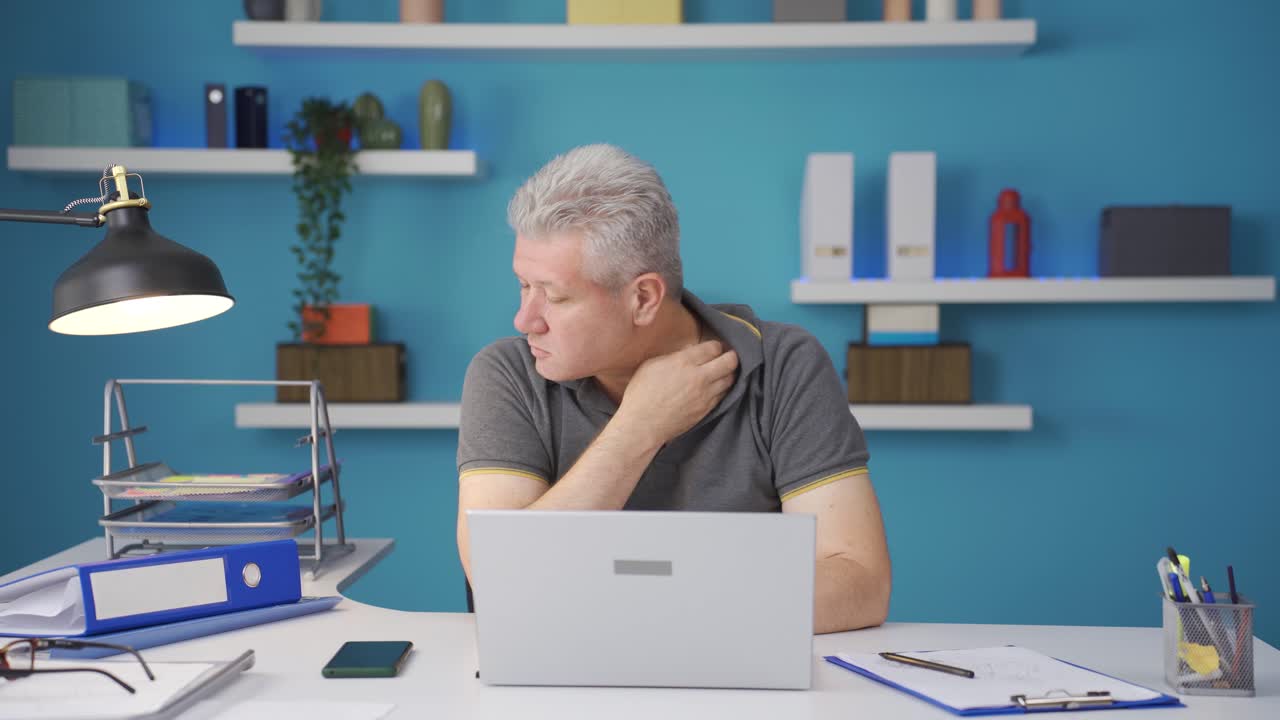 un trabajador de oficina en casa se está asfixiando por el calor.